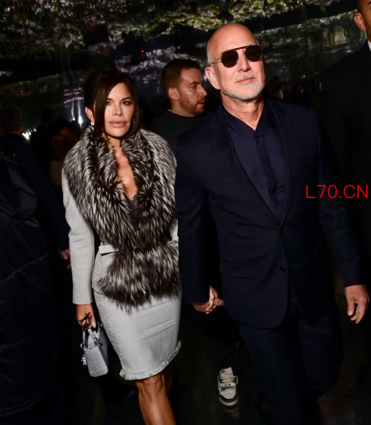 今年 1 月，劳伦・桑切斯・贝索斯与杰夫・贝索斯出席迪奥高级定制时装秀