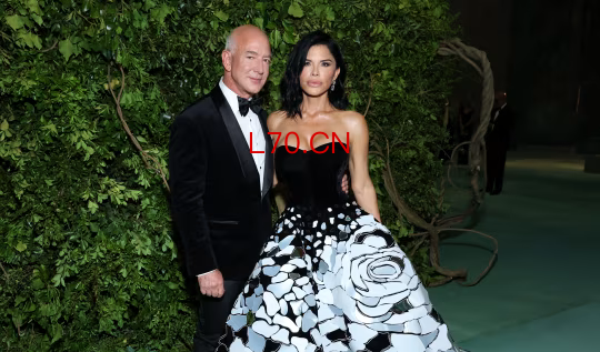 贝索斯夫妇出席 2024 年纽约大都会艺术博物馆慈善舞会，二人为本年度该慈善盛会首席赞助商