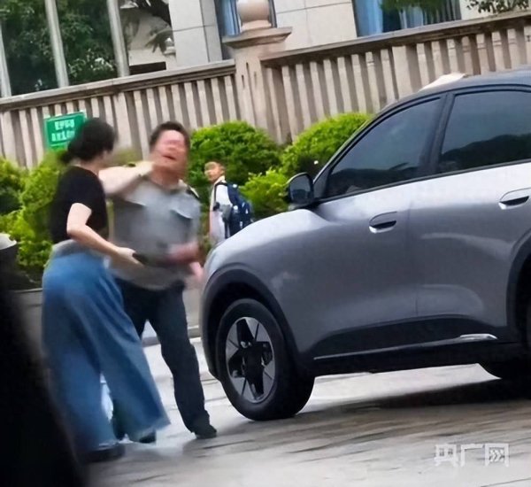 女司机与保安“和好”？画面低俗辣眼！回应来了