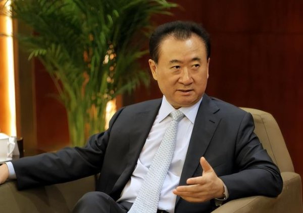 王健林的“至暗2026”：80座广场卖了，每天睁眼欠债2000万