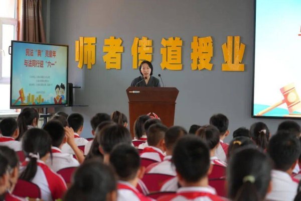 小小法治宣讲员上线！民法“典”亮多彩六一