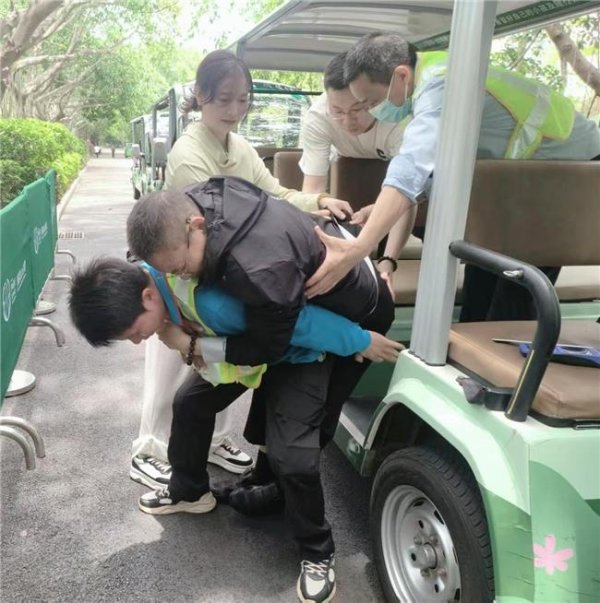 温情服务不缺位 匠心守护出行路|深圳公交人以细节服务彰显城市温度