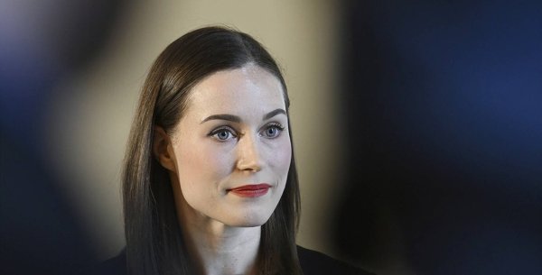 芬兰美女总理深V造型上杂志引众怒，身材苗条颜值惊艳，爱逛夜店跳热舞