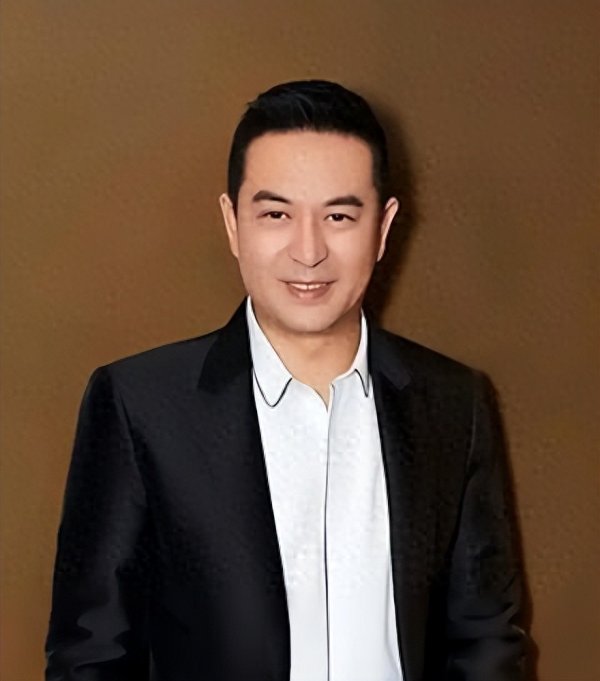 55岁张嘉益身患强直性脊柱炎, 无法平稳走路, 发病时痛苦不已